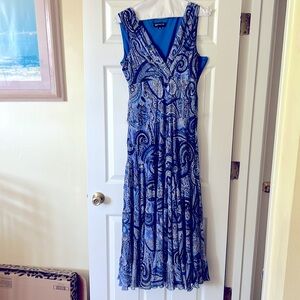 great dress beautiful fabric in blues has a wonderful full skirt